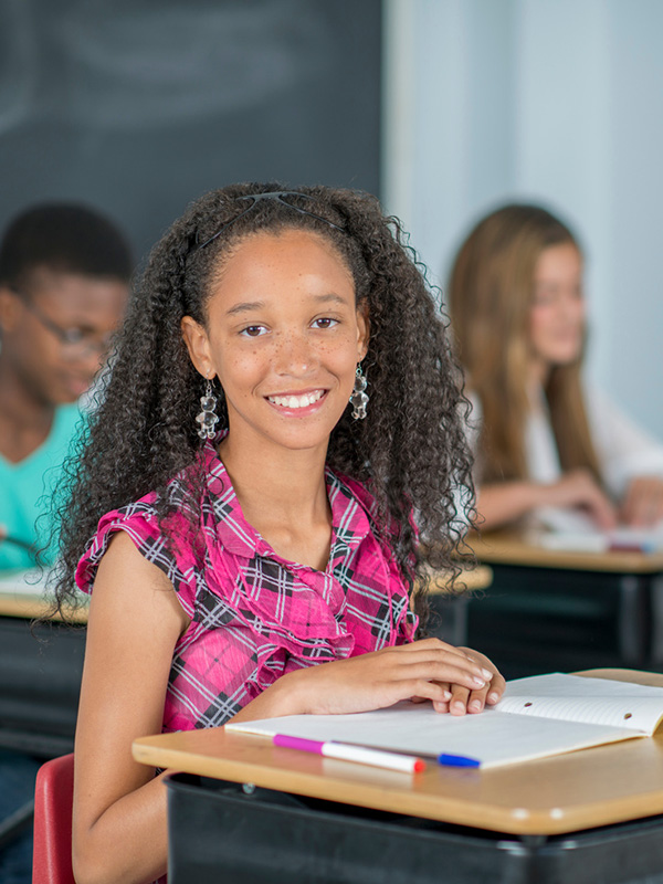 Aluna sorridente na escola