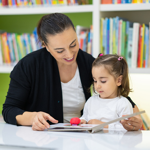 Mãe e filha a ler um livro