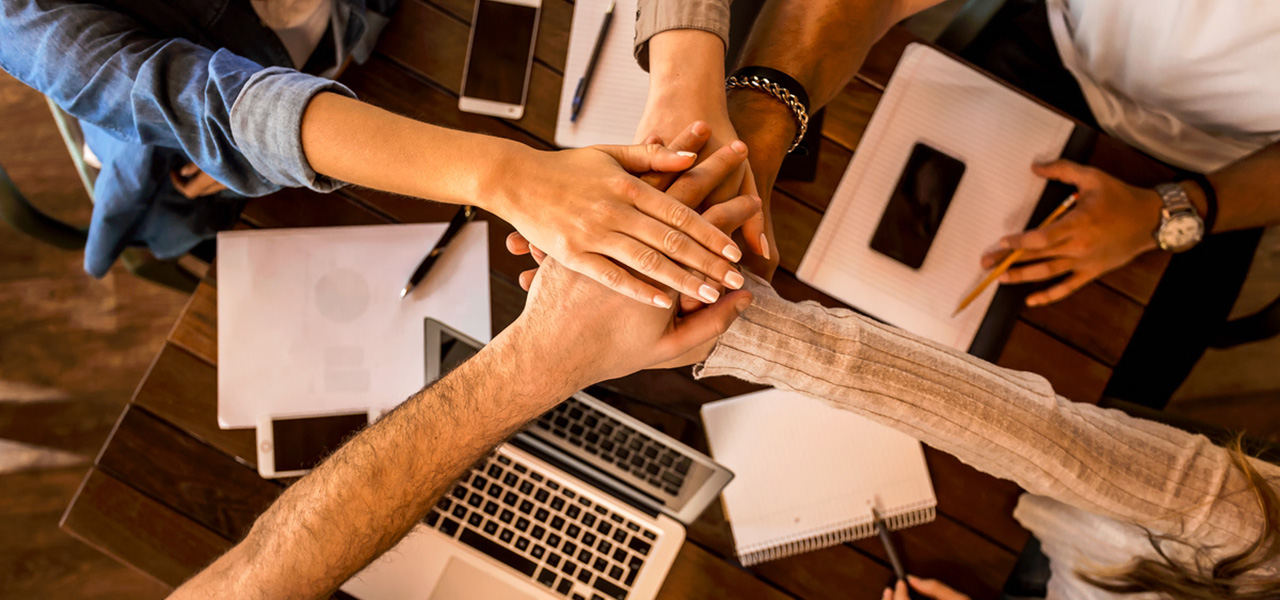 Pessoas de mãos dadas