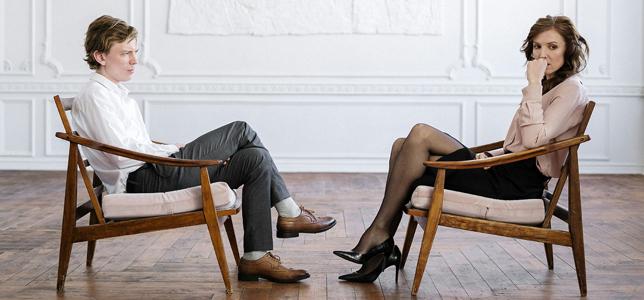 Casal sentado frente a frente