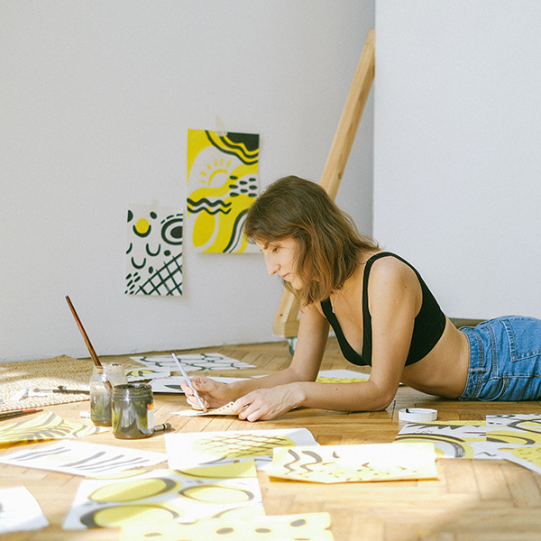 Mulher a pintar no chão