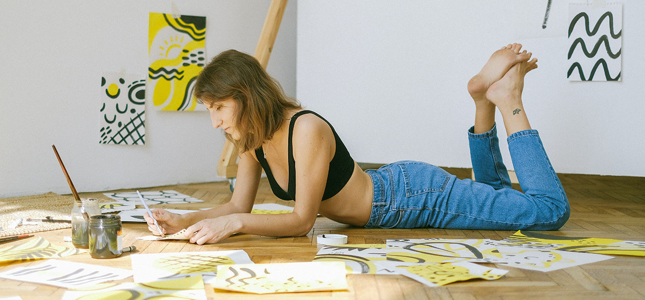 Mulher a pintar no chão