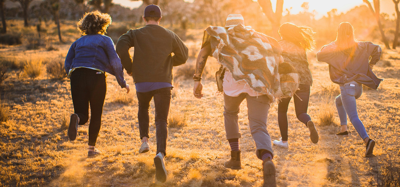 Pessoas a correr no campo